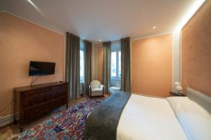 马切拉塔Residence Sferisterio的酒店客房设有一张大床和一台电视。