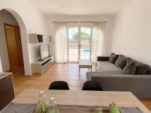 卡拉恩波特Villa Vergara的客厅配有沙发和桌子