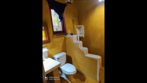 喀巴里特Room in Lodge - Method Living Tropical Edition的一间带卫生间、水槽和楼梯的浴室