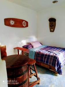 喀巴里特Room in Lodge - Method Living Tropical Edition的卧室配有1张床、1张桌子和1把椅子