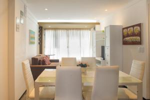 纳塔尔Flat Natal - Localização TOP e WIFI的用餐室以及带桌椅的起居室。