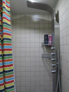 哥本哈根ApartmentInCopenhagen Apartment 1316的带淋浴和浴帘的浴室