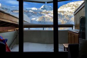 伊索拉2000Beau deux pièces Isola 2000的从窗户可欣赏到白雪 ⁇ 的山景