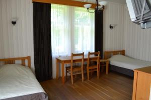 派尔努县RMK Lodja Jahimaja的一间卧室配有桌子、床和窗户