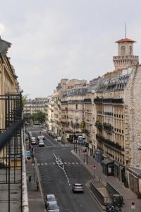 巴黎安德烈拉丁酒店的享有街道和汽车及建筑的景色