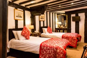 拉伊美人鱼旅馆的酒店客房 - 带两张带红色枕头的床