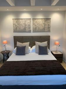 龙基德伊莱焦纳里TiAMo Modern Design Guest House的一间卧室配有一张大床和两盏灯