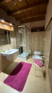 Borghetto LodigianoAntica Cascina B&B的一间带两个水槽和玻璃淋浴间的浴室