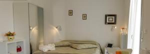里米尼Casa Vacanze Aurora Centro的一间小卧室,配有一张床和镜子