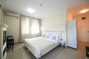 诺维萨德加尔尼丹什酒店的卧室设有一张白色大床和一扇窗户。