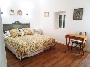 索米尔蟠龙旅馆的一间卧室配有一张床和一张木桌