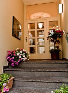 巴登-巴登雷特尼独立套房酒店 的楼梯上鲜花之家的入口