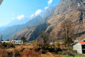 拉冲Rufina Lachung de'CROWN的山谷中村庄的山景