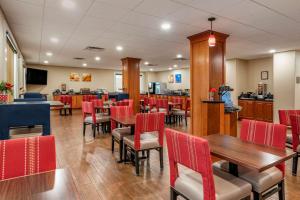 Comfort Suites Niceville Near Eglin Air Force Base餐厅或其他用餐的地方