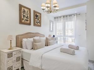 Sitges Spaces Mediterranean Apartments 4 bedroom, 4 bathroom, Huge Terrace, Jacuzzi- Sleeps 9客房内的一张或多张床位