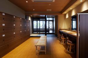 釜石蓬莱罐海滩美食酒店的更衣室设有长凳和水槽