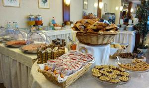维罗纳克罗齐比安卡欧洲酒店的自助餐,包括一篮面包和糕点