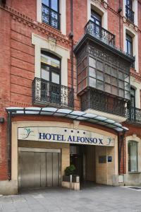 雷阿尔城西尔肯阿方索十世酒店的建筑一侧的阿尔伯克基标志