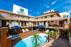 莫罗圣保罗巴伊亚10号旅馆的享有酒店前方的游泳池景色