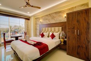 DiveHotel Samaira Residency,Dombivali的一间卧室设有一张大床和一个大窗户