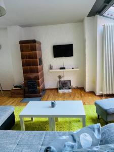 施特拉尔松德菲林蒙科49公寓的客厅配有沙发和桌子