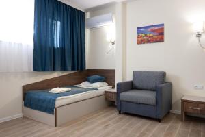 克兰内沃瓦勒蒂娜别墅酒店的一间医院间,配有一张床和一把椅子
