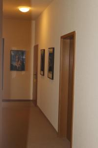 Oranienbaum-WörlitzHotel Zum Gondoliere的墙上有三幅画的走廊