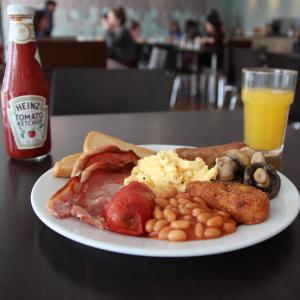 坎特伯雷Keynes College的包括鸡蛋培根豆和一瓶番茄酱的早餐食品