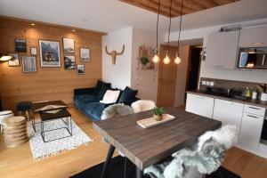 沃雅尼VAUJANYLOCATIONS - Saphir 04的客厅配有桌子和沙发