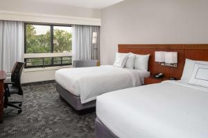迈阿密湖迈阿密湖万怡酒店的酒店客房配有两张床和一张书桌