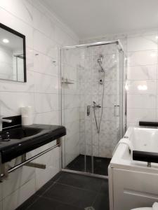 瓦尔纳完美酒店的带淋浴和盥洗盆的浴室