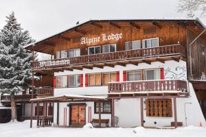 红河Alpine Lodge Red River的前面有雪的滑雪小屋