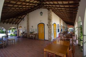 帕拉蒂Villas De Paraty的一间带桌椅和黄色门的餐厅