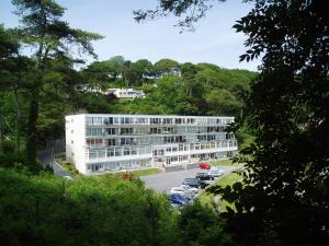 Bishopston2A Redcliffe Apartment的白色的建筑,有汽车停在停车场