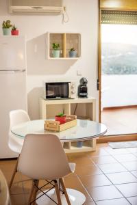 卡索拉Alojamientos Siente Cazorla的厨房配有桌椅和微波炉。
