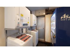 德岛Self inn Tokushima kuramoto ekimae - Vacation STAY 19502v的厨房配有白色家电和冰箱