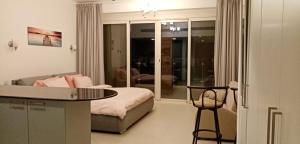 希法Studio Jebel Sifah Resort Golf Lake G 14 - 201的卧室配有一张床和一张桌子