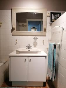 WaysL'autre rive de la Tourelle的白色的浴室设有水槽和镜子