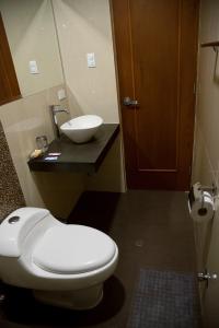 特鲁希略Hotel Central的浴室配有白色卫生间和盥洗盆。