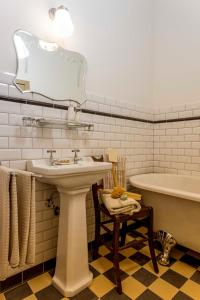 埃本埃迈尔B&B Hostellerie Marie的浴室配有盥洗盆、浴缸和镜子