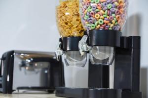 蒙特雷Casa moderna equipada como hotel Habitación 2 F的装满糖果的花瓶食品加工器