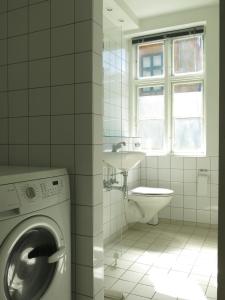 哥本哈根ApartmentInCopenhagen Apartment 1141的一间带洗衣机和水槽的浴室