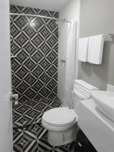 蒙特雷Casa moderna equipada como en pequeño hotel hab 4的浴室设有卫生间和黑白图案的墙壁