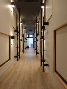 大阪hotel atarayo osaka的走廊里有一排空架子在房间里