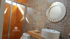 圣克里斯托瓦尔-德拉斯卡萨斯Hotel Casa del Sol的一间带水槽和镜子的浴室