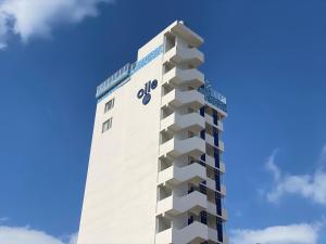 北谷町oile by DSH Resorts的一座高大的白色建筑,上面有标志