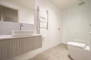 阿尔弗斯通灯塔酒店 的白色的浴室设有水槽和卫生间。