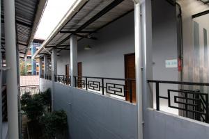 班达拉朗西Matini Klong1的带阳台的建筑走廊