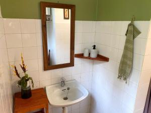 阿鲁沙Utamaduni House B&B的一间带水槽和镜子的浴室