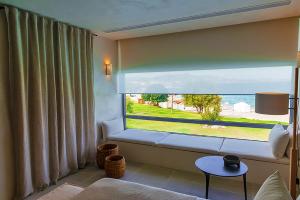 科林比亚Port Royal Villas and Spa - Adults Only的客厅设有海景大窗户